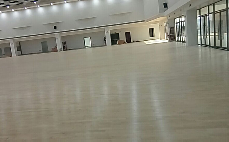 橡膠木木地板籃球場(chǎng)多少錢一平米?